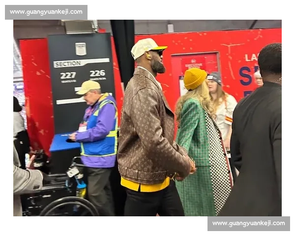 萨瓦娜劝老詹退役:家庭与篮球的终极博弈 萨瓦娜劝老詹退役:家庭与篮球的终极博弈