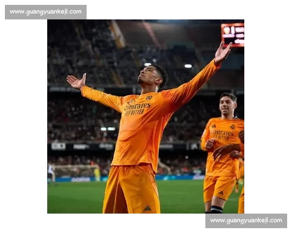 贝林厄姆新战术体系遇挫:高温与防守重任拖累皇马开局 贝林厄姆新战术体系遇挫:高温与防守重任拖累皇马开局